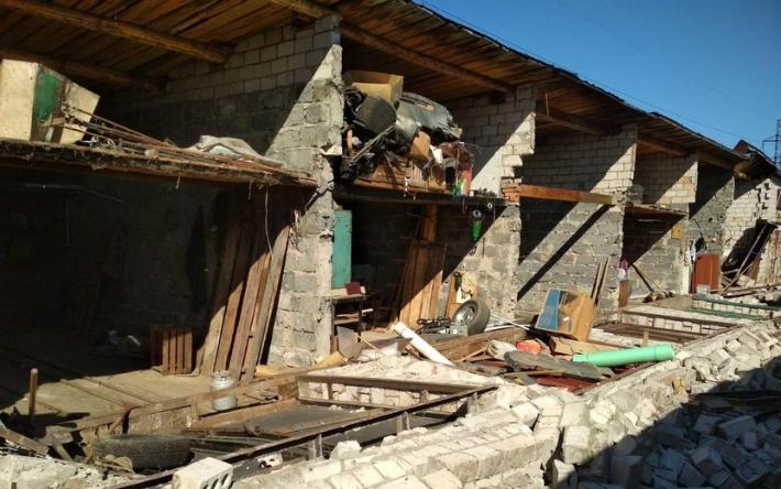 Видеофакт: стены нескольких гаражей рухнули на Воткинском шоссе в Ижевске