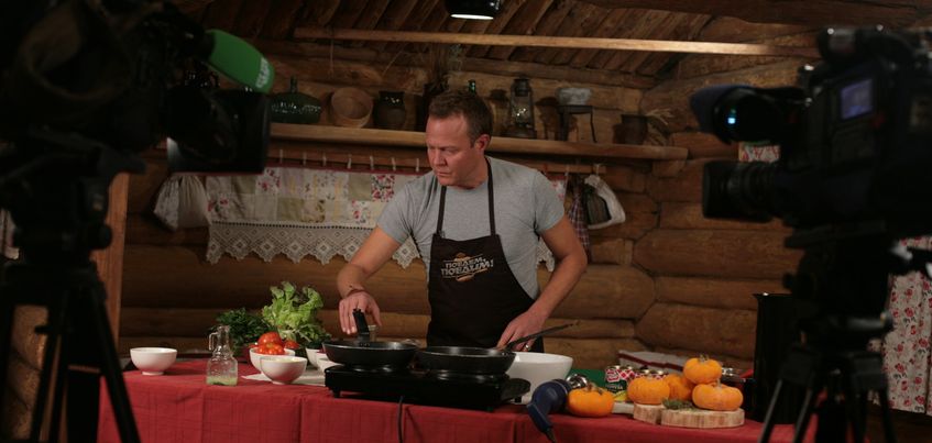 Телеведущий НТВ Джон Уоррен готовил бургер по-ижевски и пробовал удмуртский маскарпоне