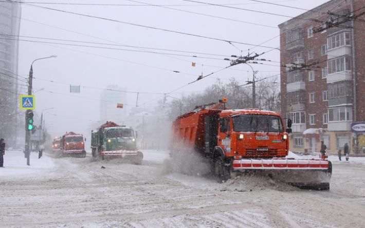 Коммунальные службы Ижевска перевели на усиленное дежурство из-за сильных снегопадов