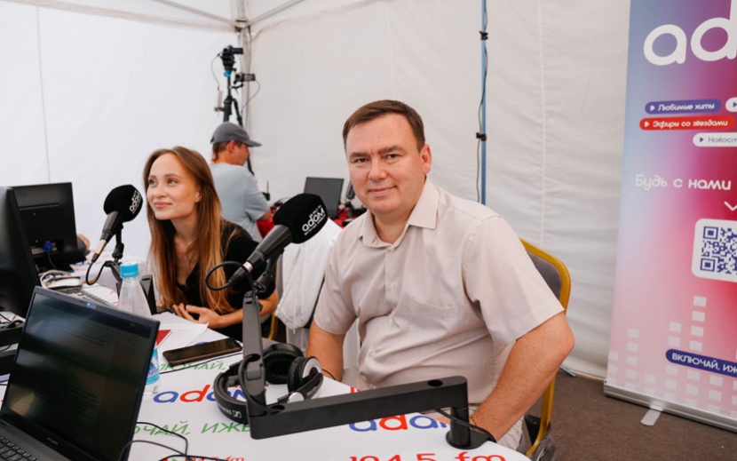 Исполнительный директор ЗАО «Ижторгметалл-Профиль» Сергей Семакин передал поздравления для жителей Удмуртии