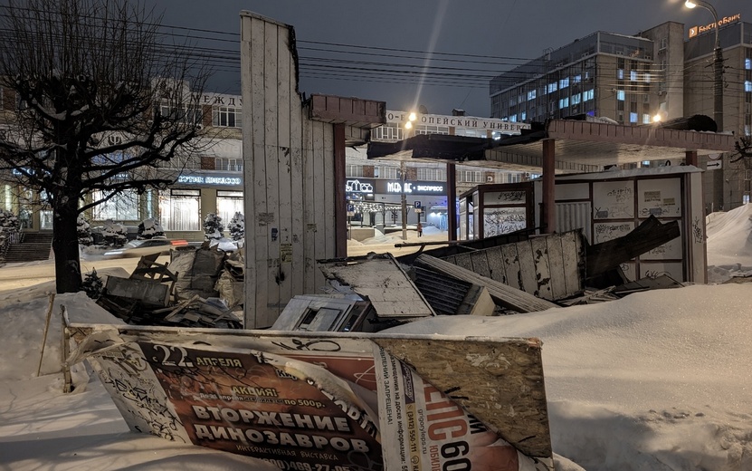Фотофакт: легендарную остановку на улице Кирова снесли в Ижевске