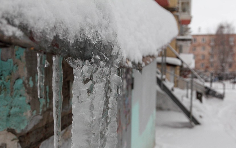 Две женщины пострадали из-за схода снега с крыш в Ижевске