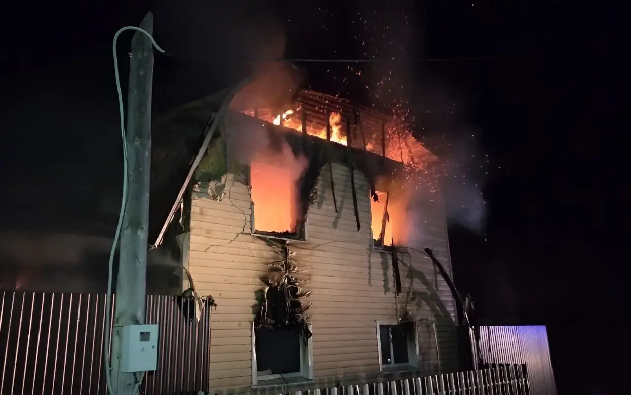 Двухэтажный дом сгорел в Удмуртии