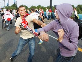 Более 100 человек задержаны во время стычки футбольных болельщиков в Варшаве