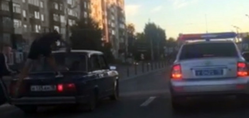 В Ижевске задержали автомобиль с пассажирами на крыше
