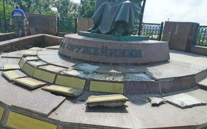 Памятник ижевским оружейникам обещают отремонтировать к 12 июня