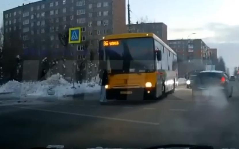 Наезд автобуса на девушку в Ижевске 25 декабря. Видео: t.me/IGGS18r