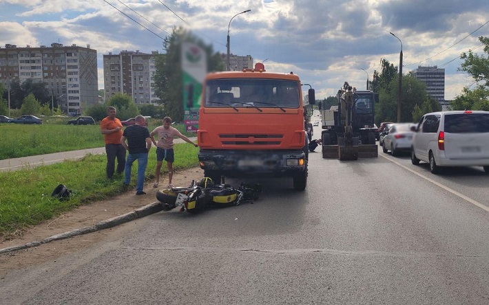 Мотоциклист на улице Автозаводской в Ижевске обгонял КамАЗ и столкнулся с экскаватором