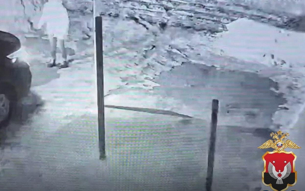 Ревнивая жительница Удмуртии напала с топором на машину разлучницы
