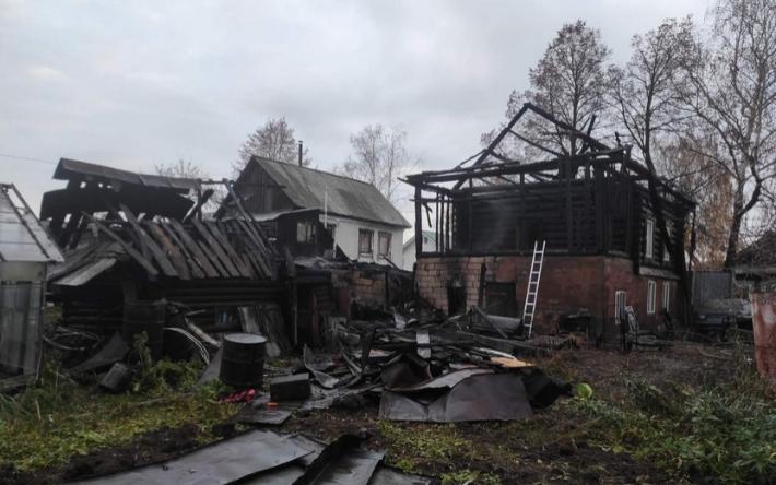 Сосед спас двух мужчин из горящего дома в Ижевске