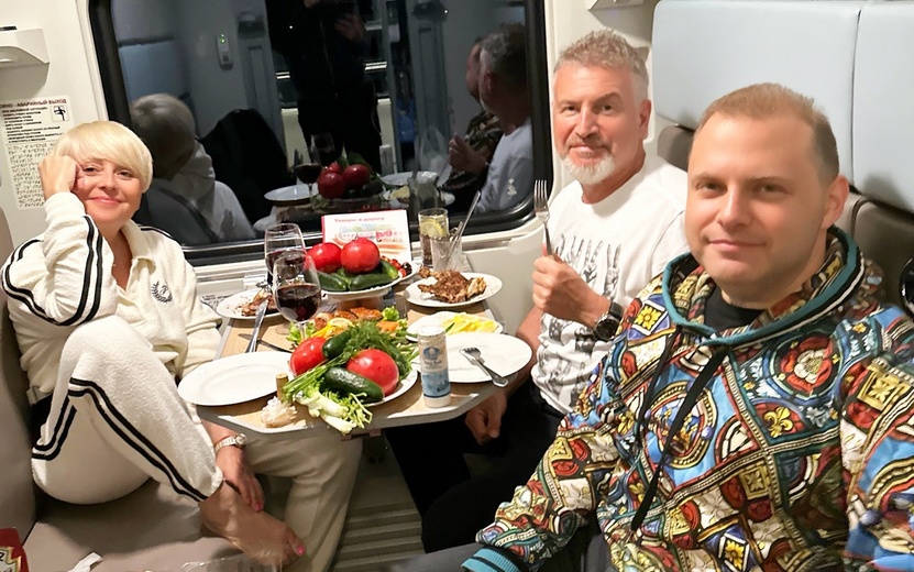 Фотофакт: продюсер из Ижевска угостил поездным ужином Агутина и Варум