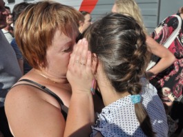 10 июля на ижевском вокзале родители встречали детей, вернувшихся из пострадавшего Геленджика. На фото - Даша Медведева с мамой.Фото К. Ившина