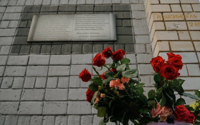 Сквер Памяти у школы №88 в Ижевске через год после трагедии. Фото: Маша Бакланова