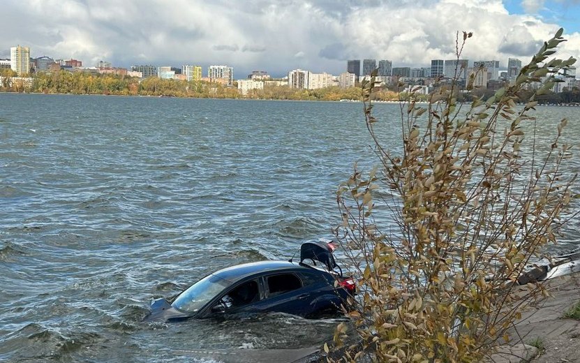 Главные новости Ижевска на 26 сентября: автомобиль в пруду и пьяный автокрановщик
