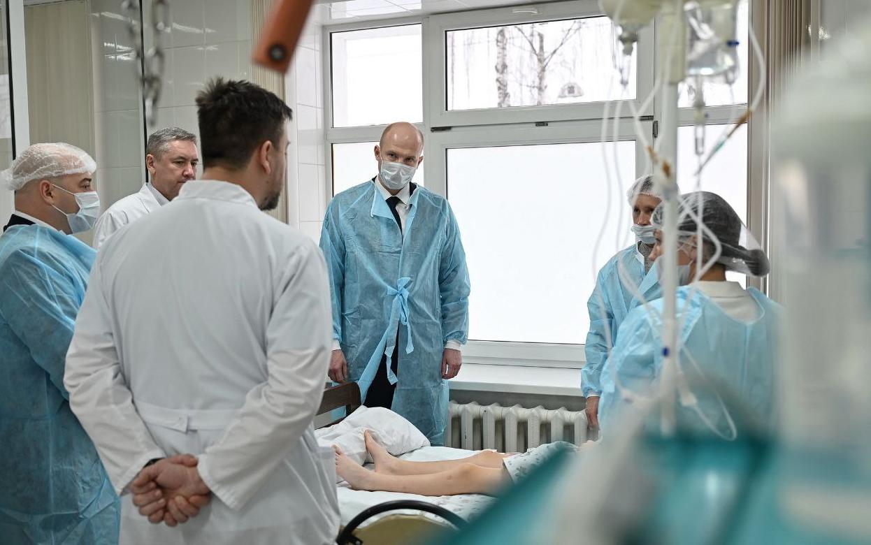 Премьер-министр Удмуртии навестил пострадавших в ДТП школьников