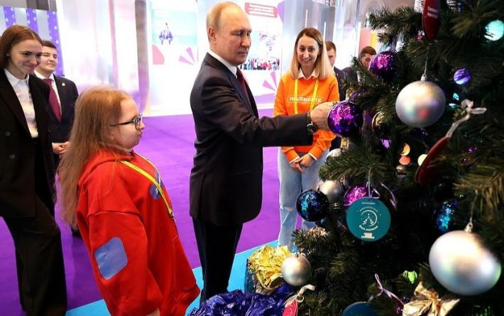 Президент России Владимир Путин в беседе с девочкой из Ижевска рассказал, что верит в Деда Мороза