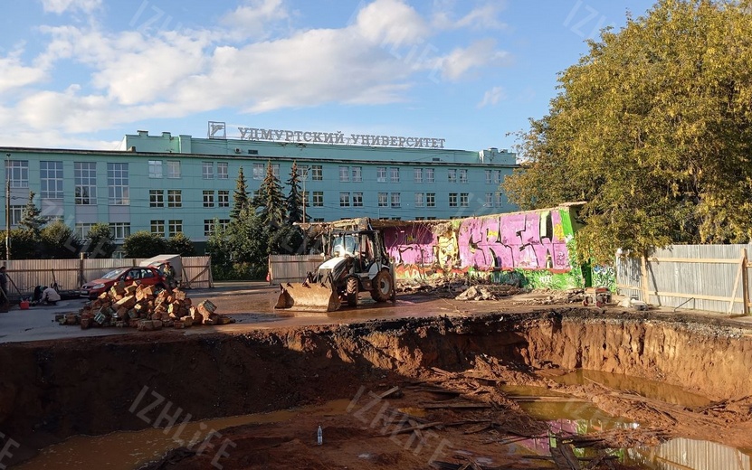 Фотофакт: бывшие кассы стадиона «Зенит» начали сносить в Ижевске