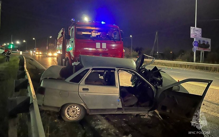 Пожарный автомобиль и «десятка» столкнулись в Ижевске