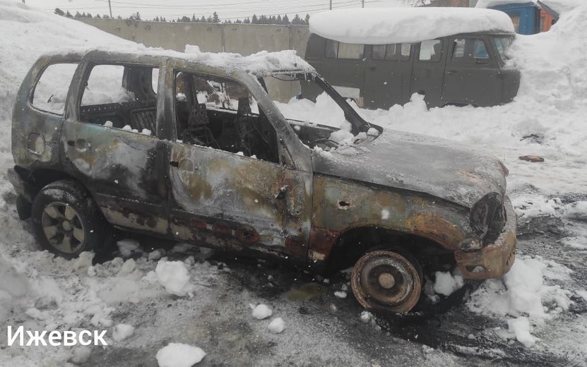 Машина сгорела на улице Холмогорова в Ижевске