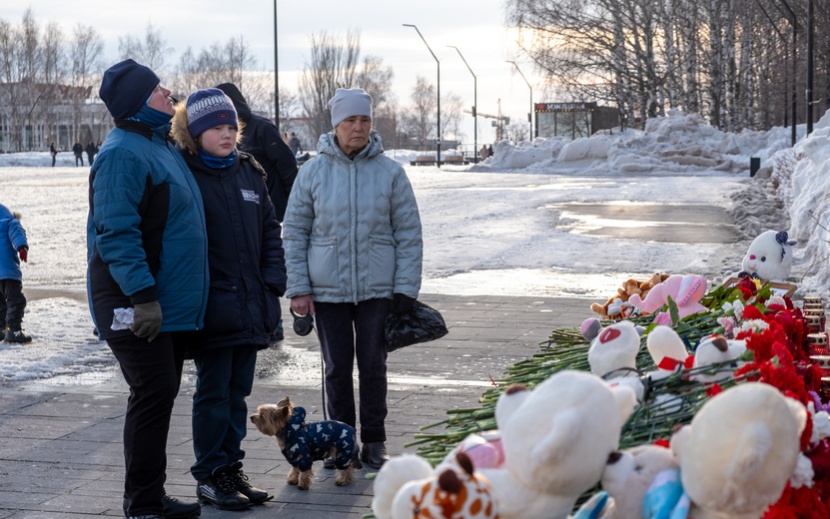 Жители Ижевска несут цветы и свечи к мемориалу. Фото: Сергей Грачев