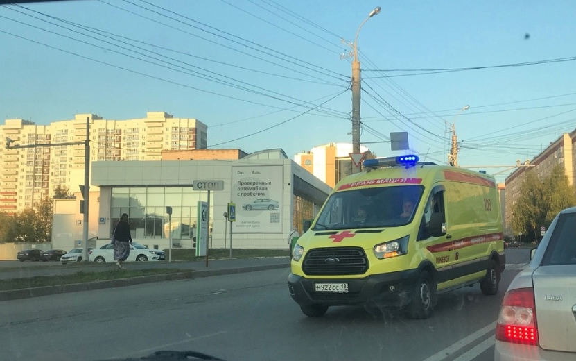 В Ижевске на тротуаре по улице Холмогорова сбили ребенка на детском самокате