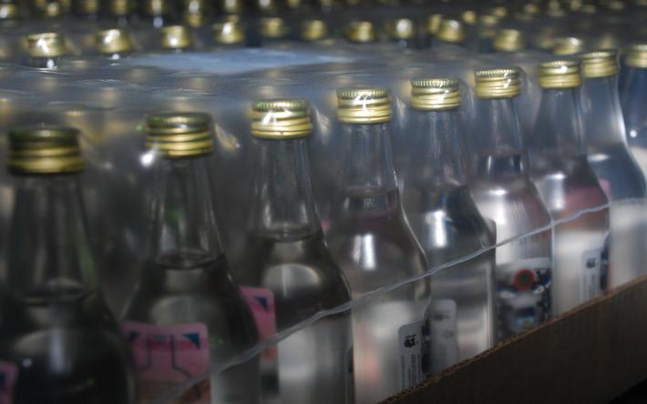 Продажу алкоголя в «шкаликах» и «мерзавчиках» предложили запретить в России