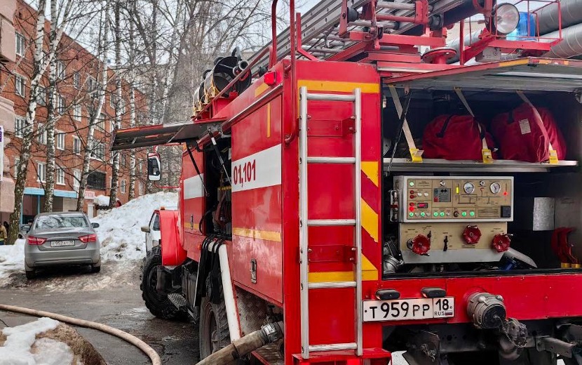 Огнеборцы в Ижевске не могли подъехать к месту пожара из-за зауженного проезда и автомобилей