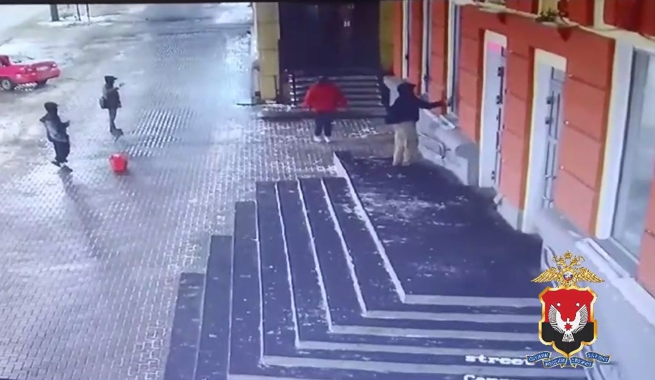 Вандалы раскрасили фасад дома на Пушкинской в Ижевске. Видео: пресс-служба МВД по Удмуртии