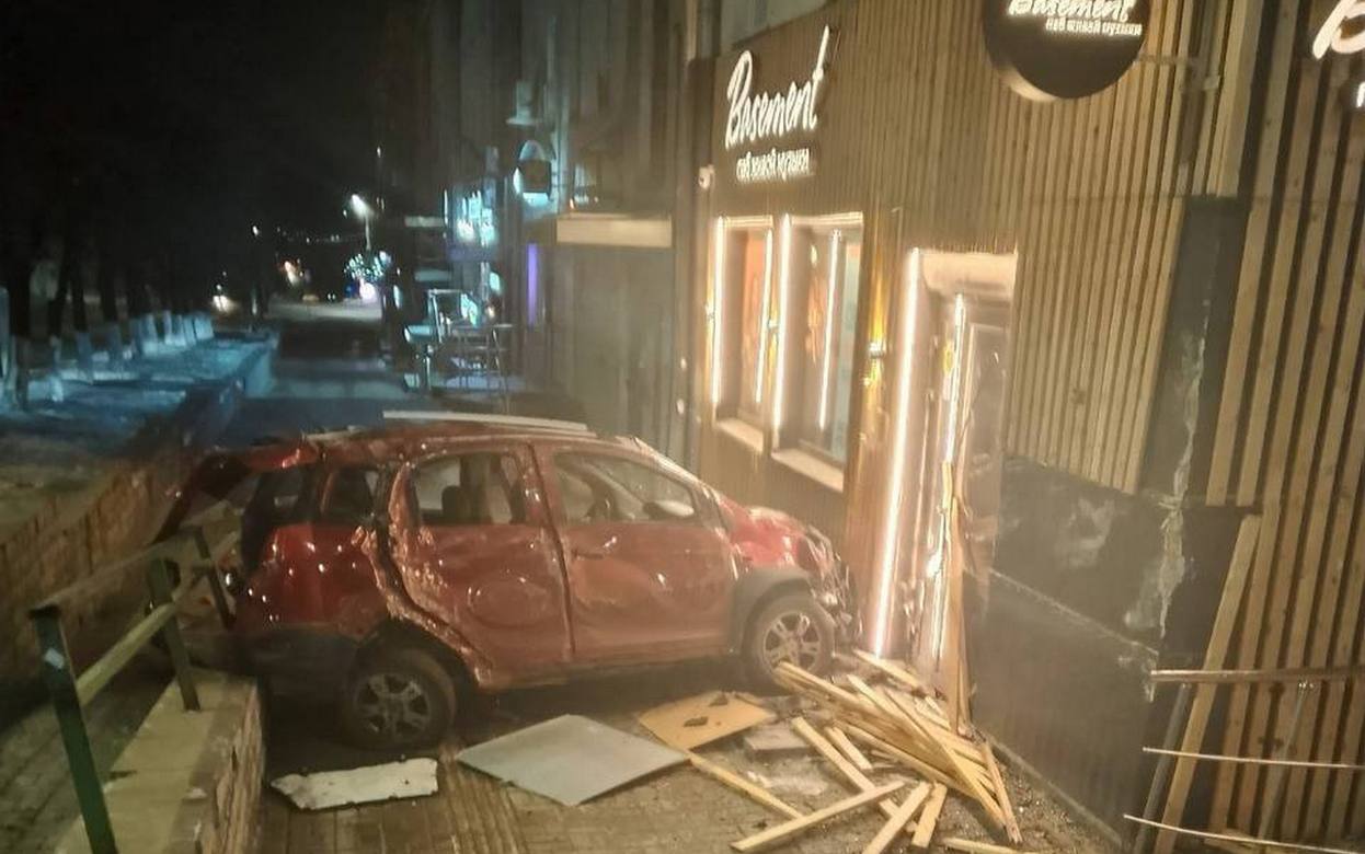 Фотофакт: автомобиль въехал в паб в Ижевске   