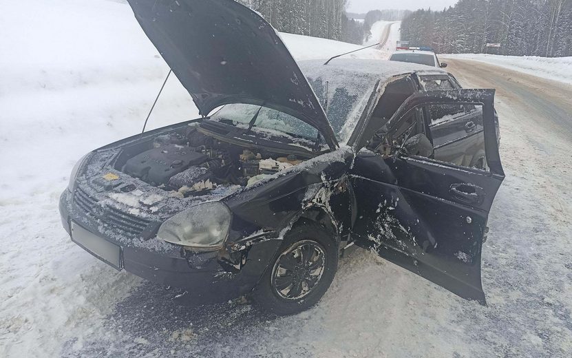 Водитель «Приоры» врезался в снежный вал в Удмуртии