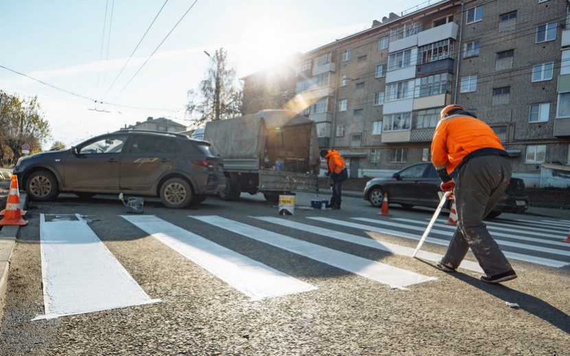 На обновленных участках Новой делают разметку для пешеходов. Фото: Мария Бакланова