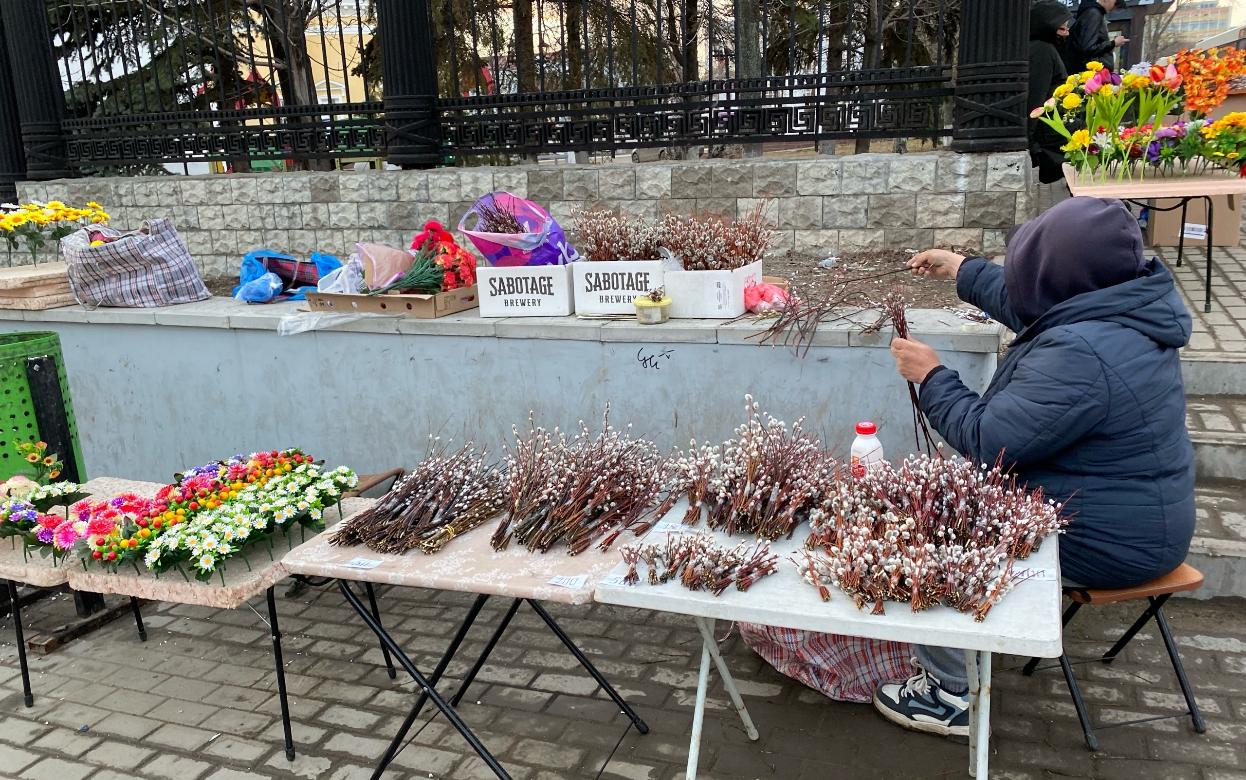 Фотофакт: вербу начали продавать у храмов Ижевска