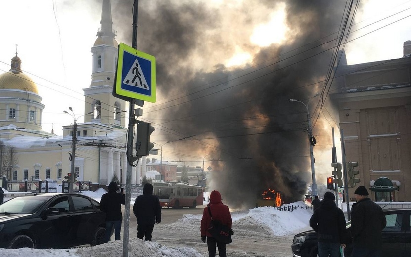 Фотофакт: автобус загорелся у драмтеатра в Ижевске