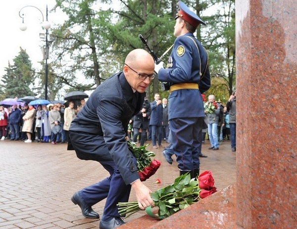 Цветы возложили к бюсту Михаила Калашникова в Ижевске