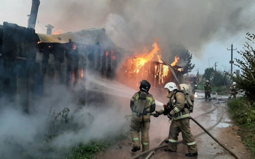 Пожар в банном комплексе под Ижевском. Фото: пресс-служба ГУ МЧС по Удмуртии