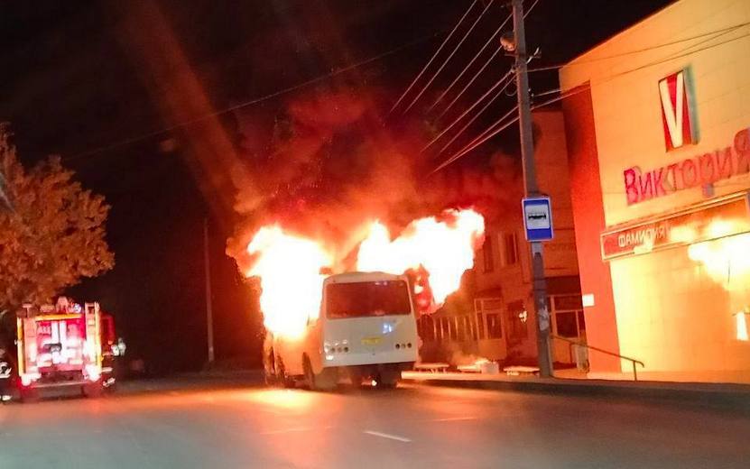 Пассажирский автобус загорелся в центре Сарапула