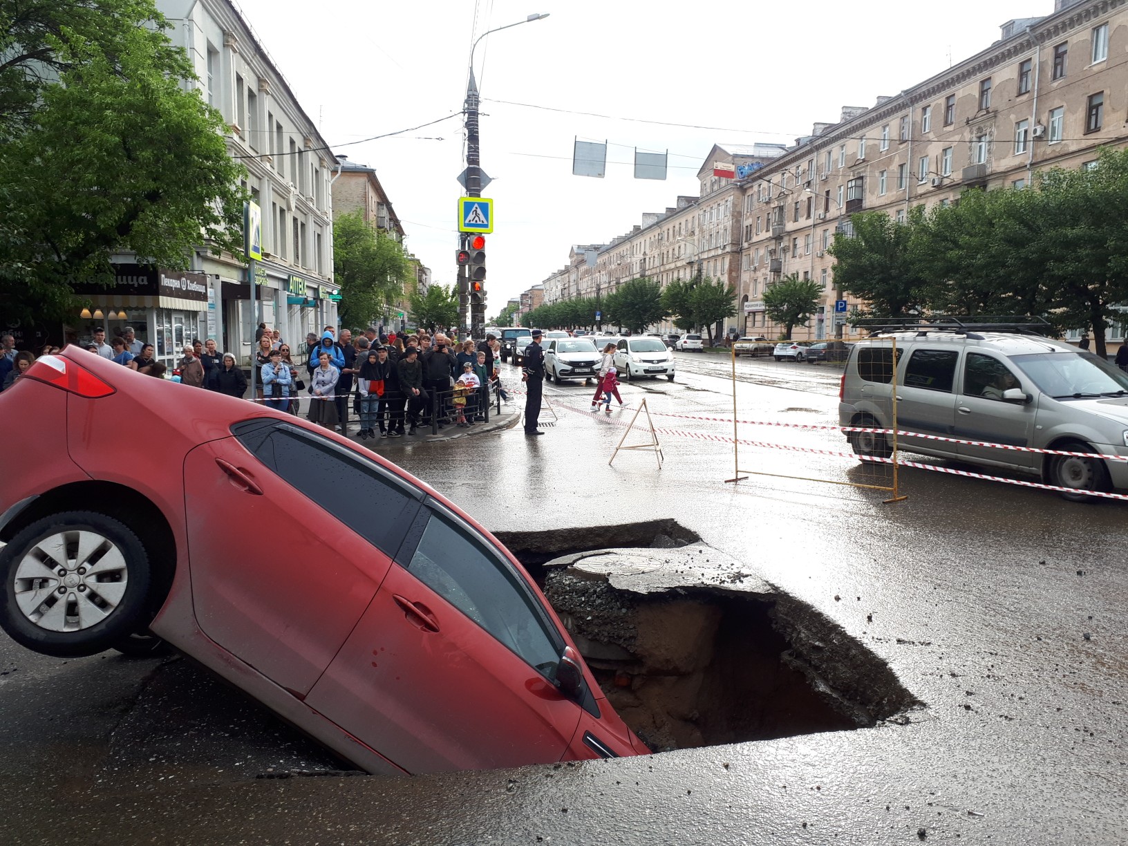 Провалившийся автомобиль на перекрестке ул. Ленина и Коммунаров достали 