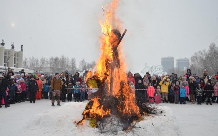 Фотофакт: чучело Масленицы сожгли на Центральной площади Ижевска
