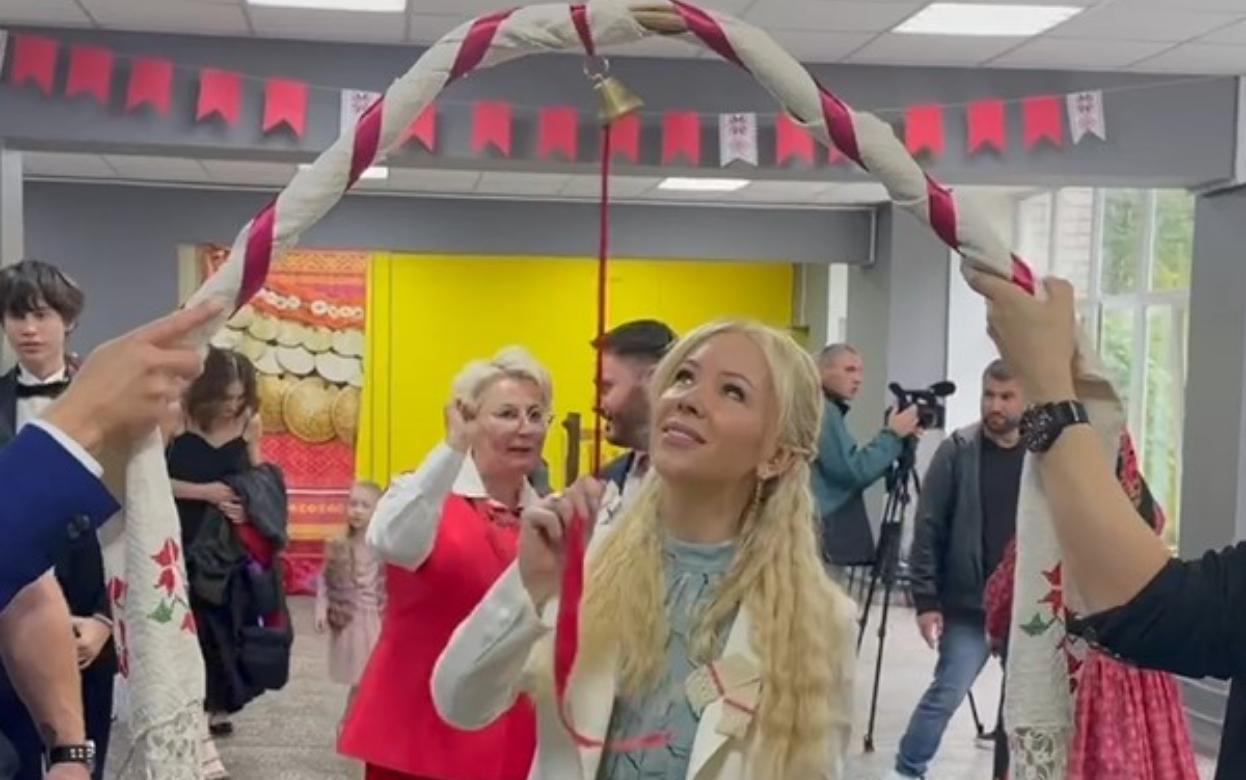 Видеофакт: Екатерина Мизулина посетила выпускной в одной из школ Ижевска