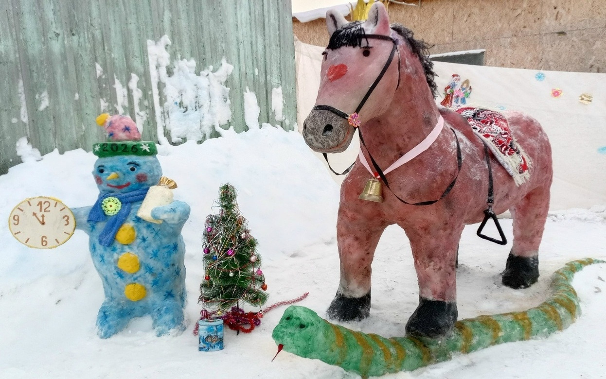 Фотофакт: житель Увинского района сделал снежные фигуры