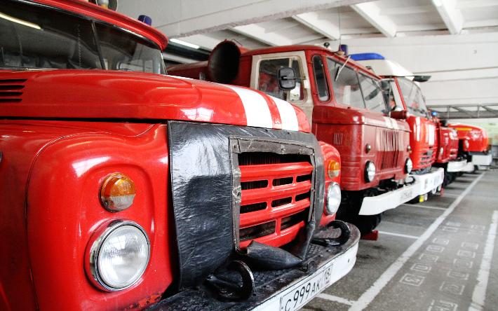 Пять газовых баллонов эвакуировали спасатели во время пожара в Удмуртии