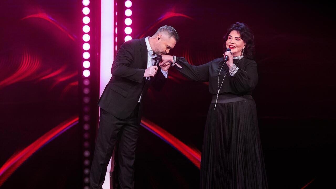 Ижевчанин Евгений Гор целует ей ручки: Надежда Бабкина появилась с возлюбленным в шоу «Дуэты»