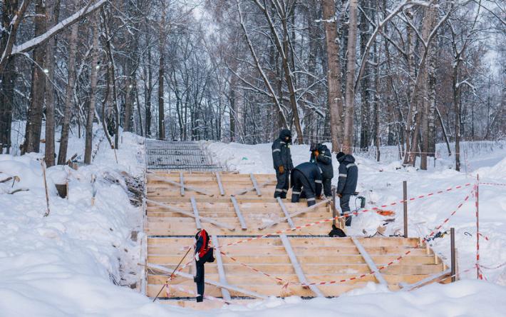 Фотофакт: строительство лестничного спуска возобновили в Березовой роще Ижевска
