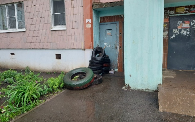 На улице Степана разина в одном из домов шины сложили прямо около подъезда