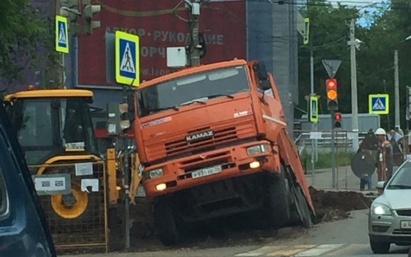 Фотофакт: грузовик провалился в раскоп на ул. Пушкинской в Ижевске