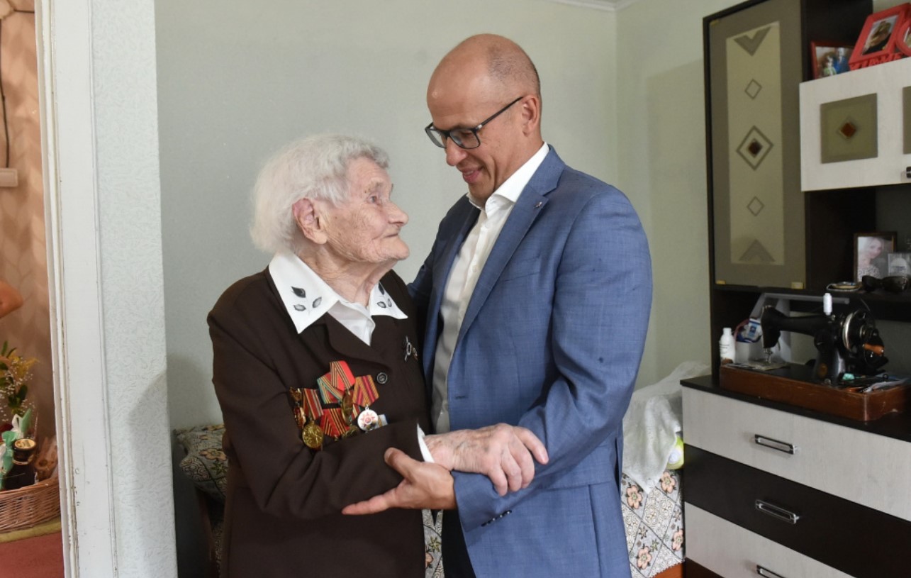 Александр Бречалов навестил 102-летнюю жительницу села Юкаменское