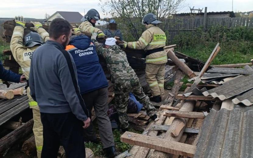 Деревянное строение с пенсионером внутри обрушилось в Удмуртии