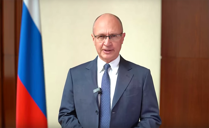 Начальник Управления Президента РФ по общественным проектам Сергей Новиков зачитывает приветствие Владимира Путина участникам фестиваля