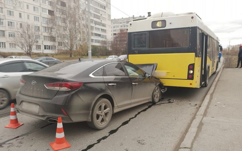 Водитель «Хендэ» врезался в автобус на остановке в Ижевске