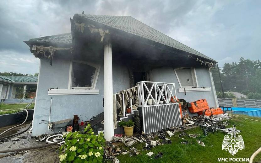 Жилой дом сгорел под Ижевском из-за позднего вызова пожарных
